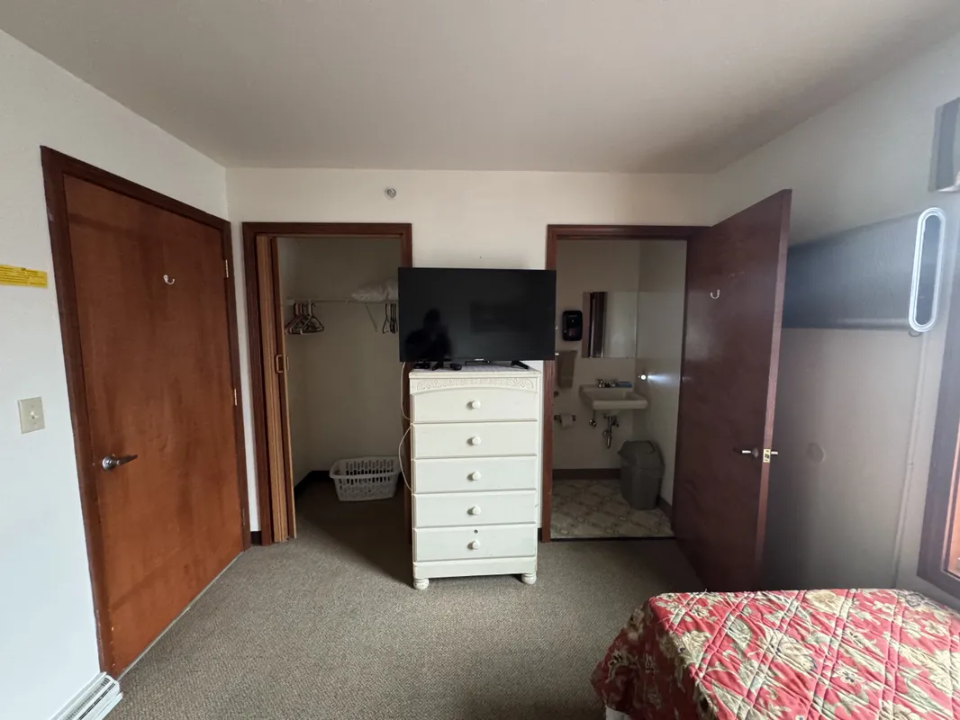 Medium room bathroom and closet