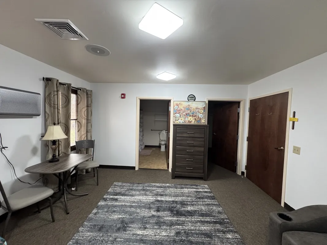 Suite alternate bed view