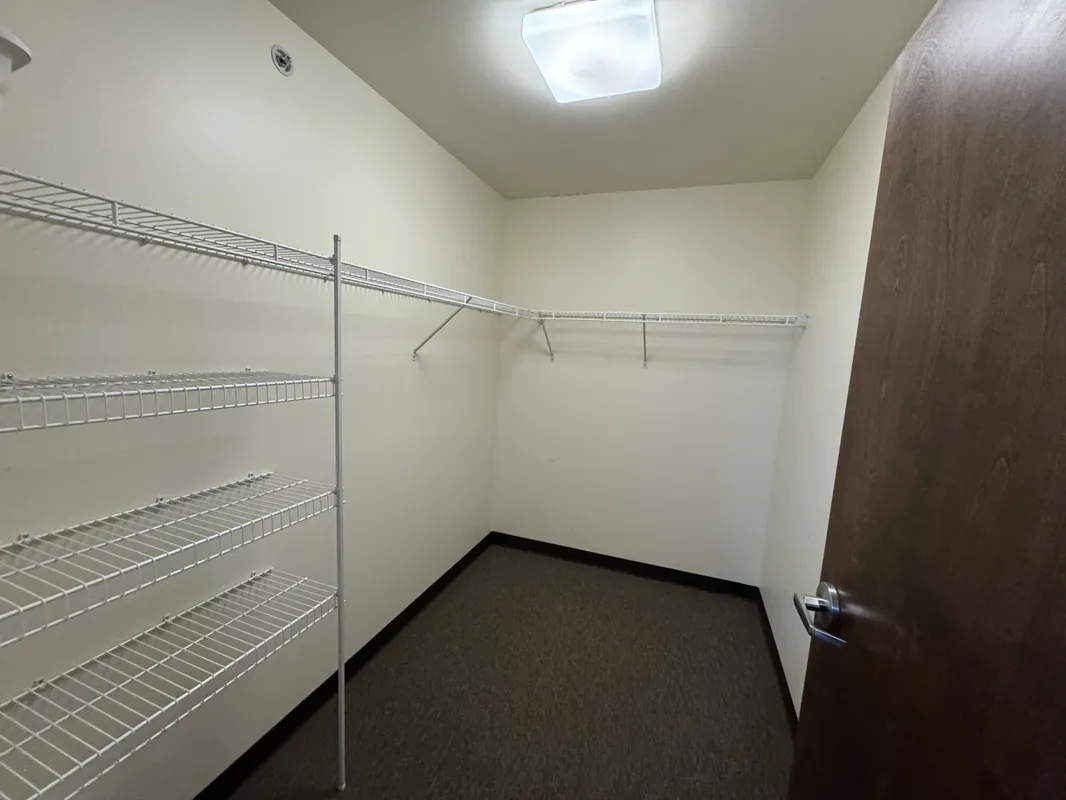 Suite walk-in closet